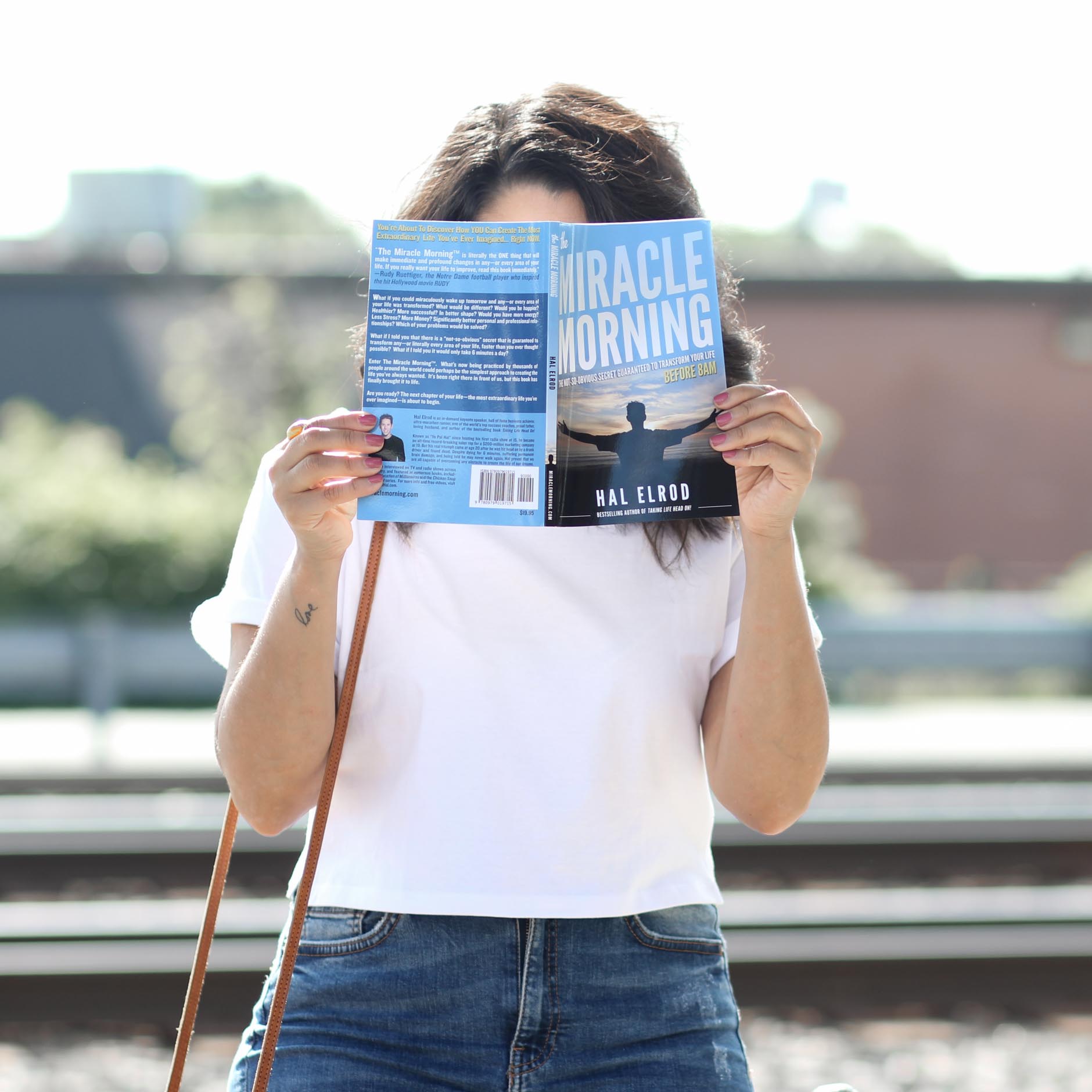 lifestyle blogger naty michele reading the miracle morning 